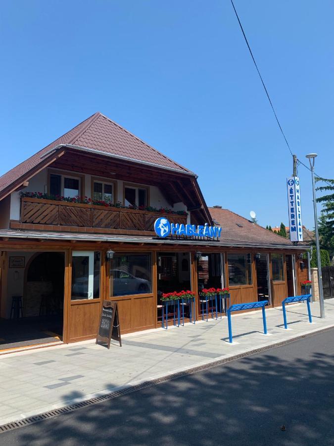 Hableany Etterem, Pizzeria Es Vendeghaz Balatonmariafurdo Exterior foto