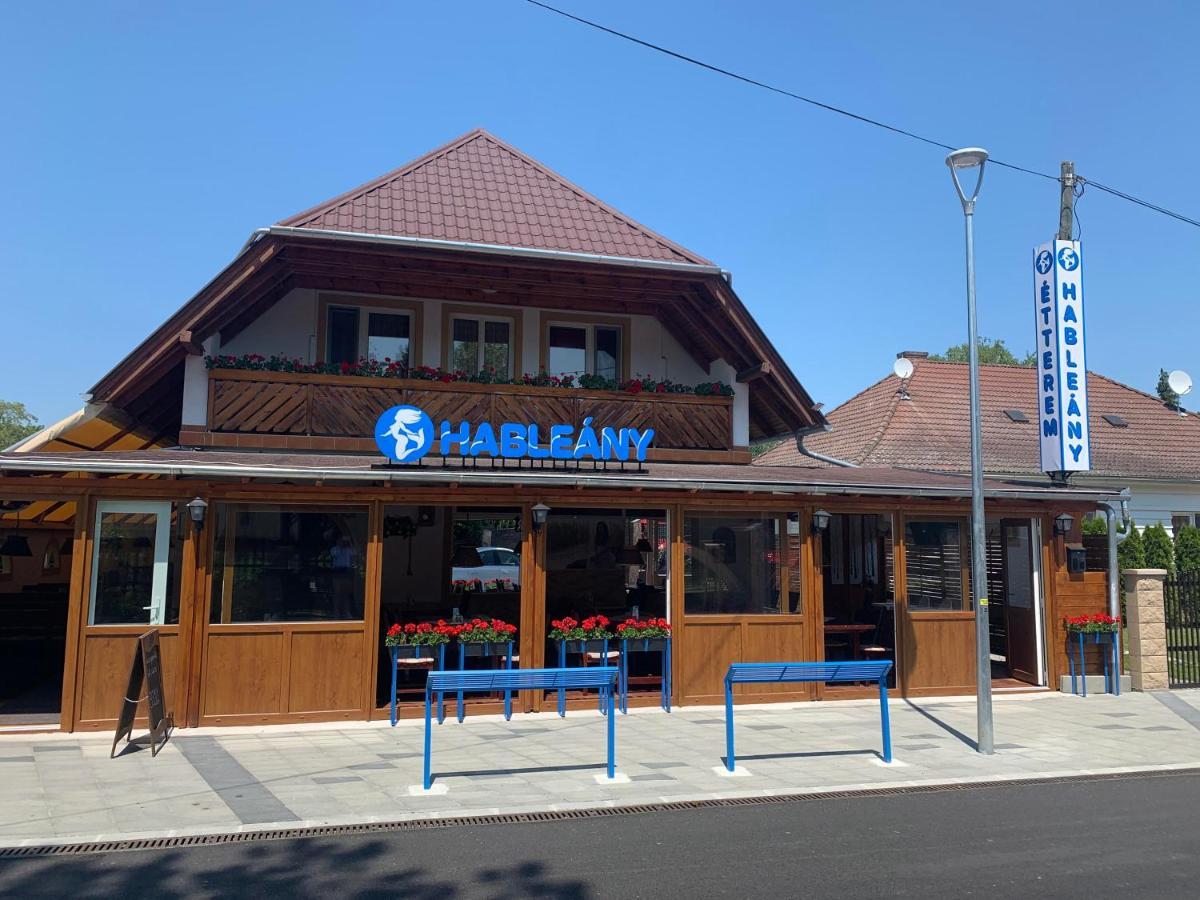 Hableany Etterem, Pizzeria Es Vendeghaz Balatonmariafurdo Exterior foto